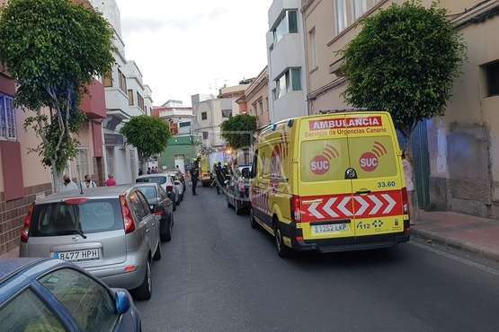Una mujer afectada por inhalación de humos en un incendio en Los Llanos de Telde/TA.